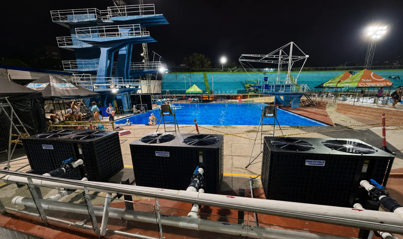 Piscina de Clavados y bombas de calor Innerforce en operación nocturna