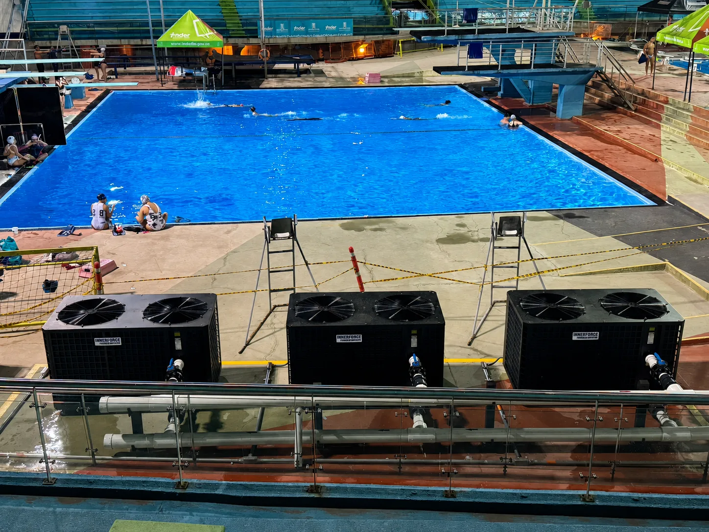 Piscina de Clavados en funcionamiento con banco de bombas de calor Innerforce
